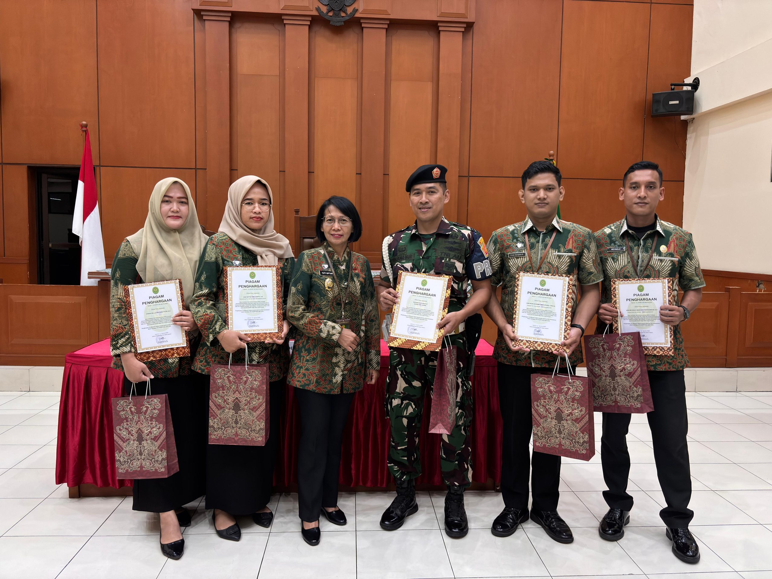 Pemberian Penghargaan Bagi Pegawai